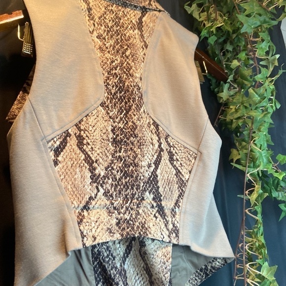 🌎BCBG Snake skin Vest - Picture 4 of 7